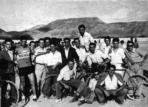 image009-Antonio-Suarez-y-sus-amigos-de-Corpa-en-una-carrera